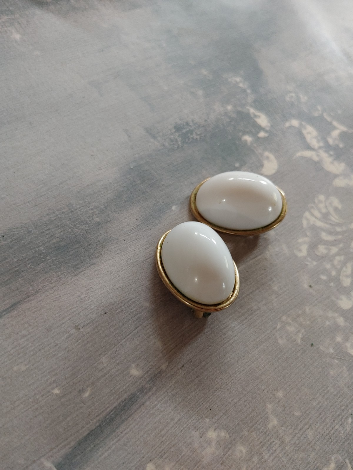 Vintage clip earrings BEC London white oval dome button style 60’s 70’s 80’s MOD