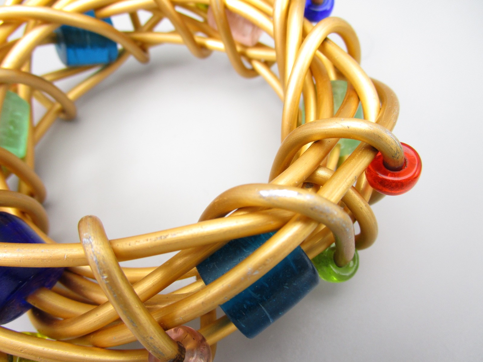 COLORFUL VINTAGE JILL FAGIN ANODIZED ALUMINUM GLASS BEAD BANGLE BRACELET