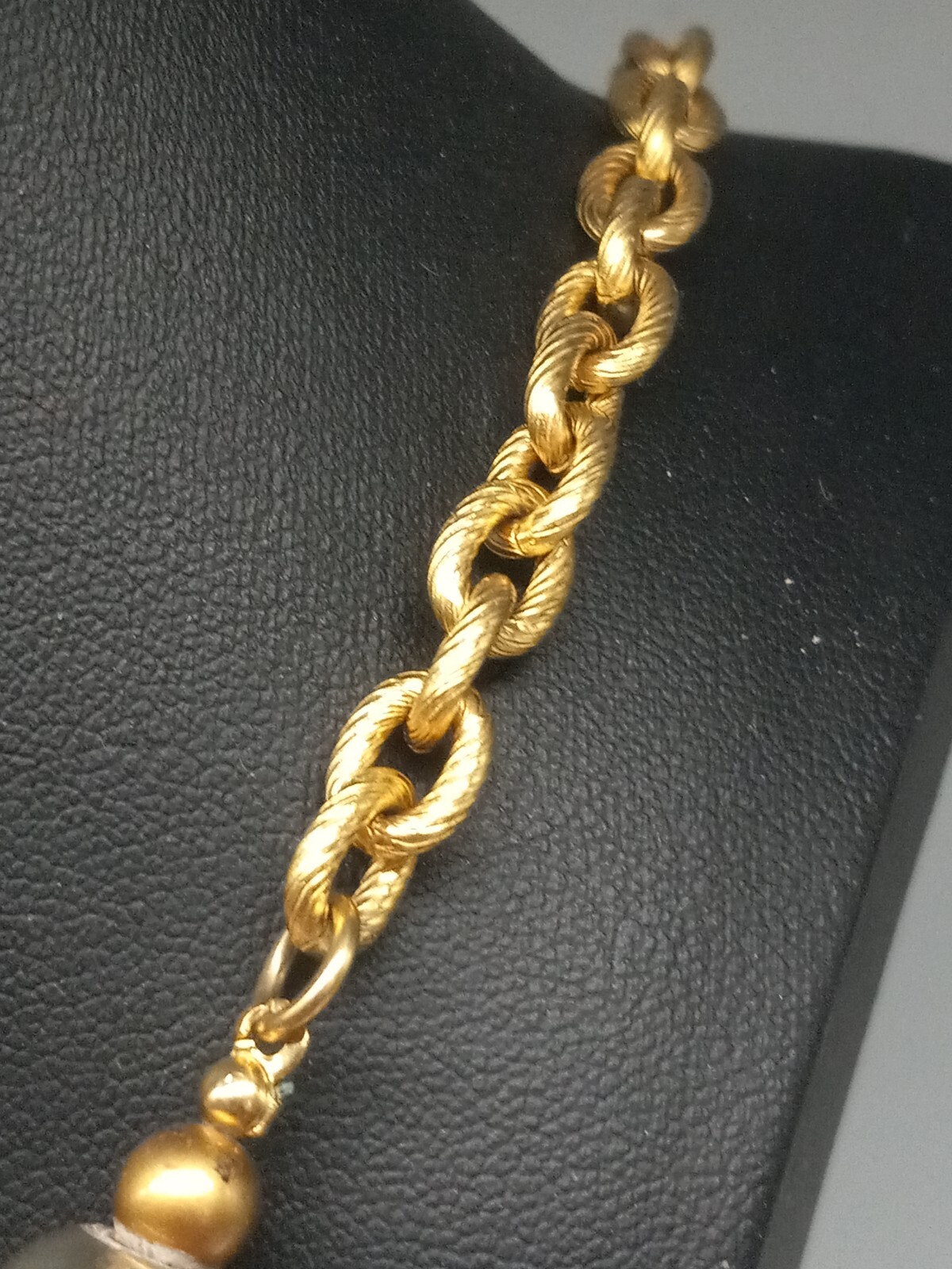 ORENA PARIS Rare Vintage Gold Tone Detailed Alligator Pendant Necklace