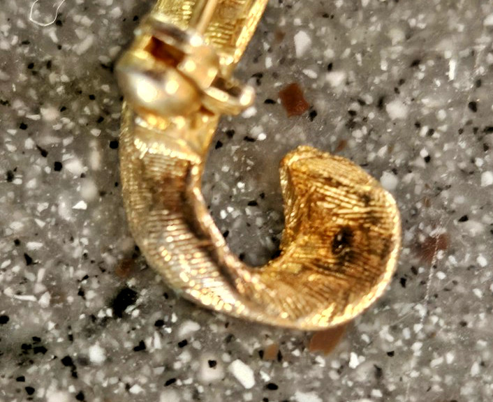 Manselle Signed Letter “P” Brooch Brushed and Smooth Gold Tone Finish 2 1/8″