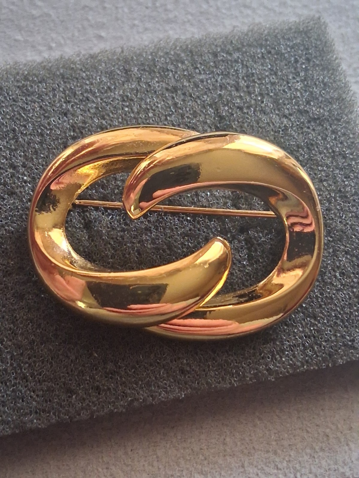 Christian Dior abstract interlocking circle gold-plated brooch. Vintage 1980s-90