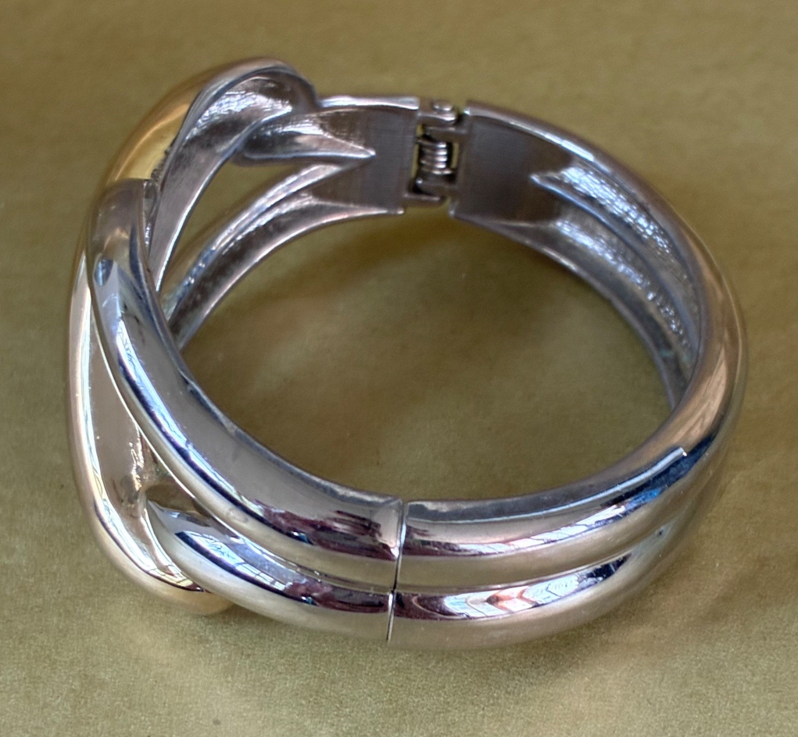 Vintage Modernist Gold & Silver Tone Hinged Bangle Bracelet Open Metal Swirl 8″