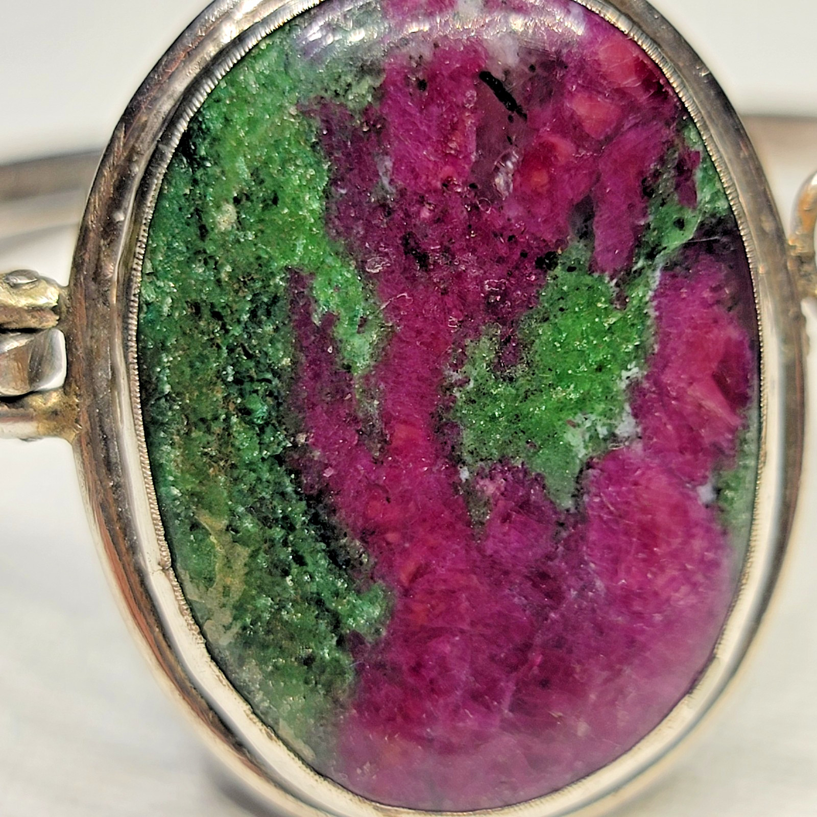 VTG Estate Piece Large RUBY ZOISITE Oval Cab Silver Latch Bangle BRACELET 44g