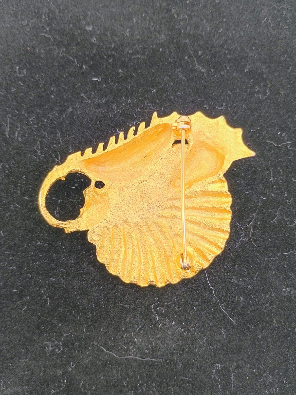 VINTAGE GOLD TONE SHELL AND SEAHORSE BROOCH PIN 2 1/4 X 1 5/8″ ~ NAUTICAL OCEAN