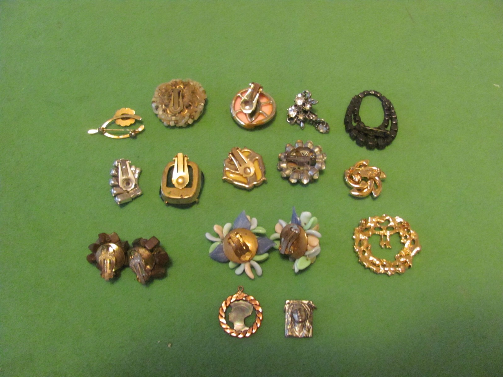 Lot of 15 brooches & 2 Pendants in different materials, colors, and styles.