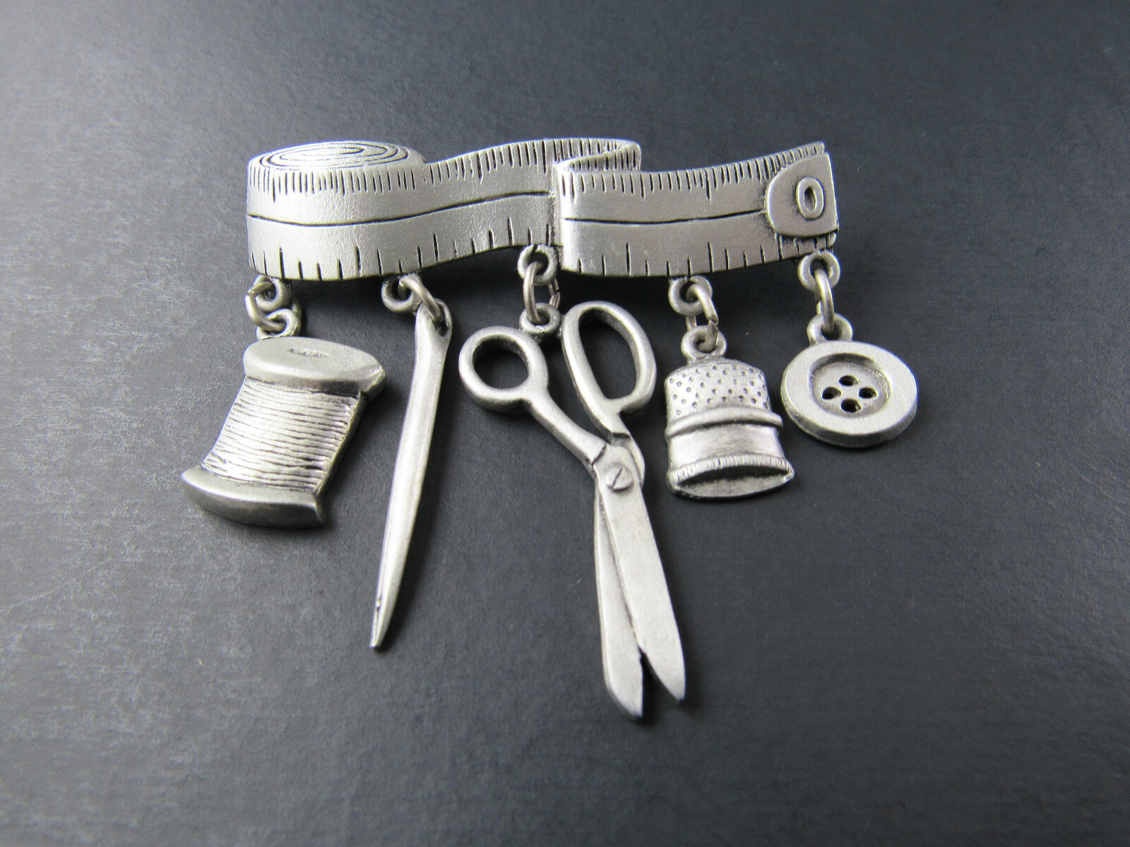 VINTAGE J&J SILVER TONE MEASURING TAPE WITH SEWING NOTIONS BROOCH PIN (BR29)
