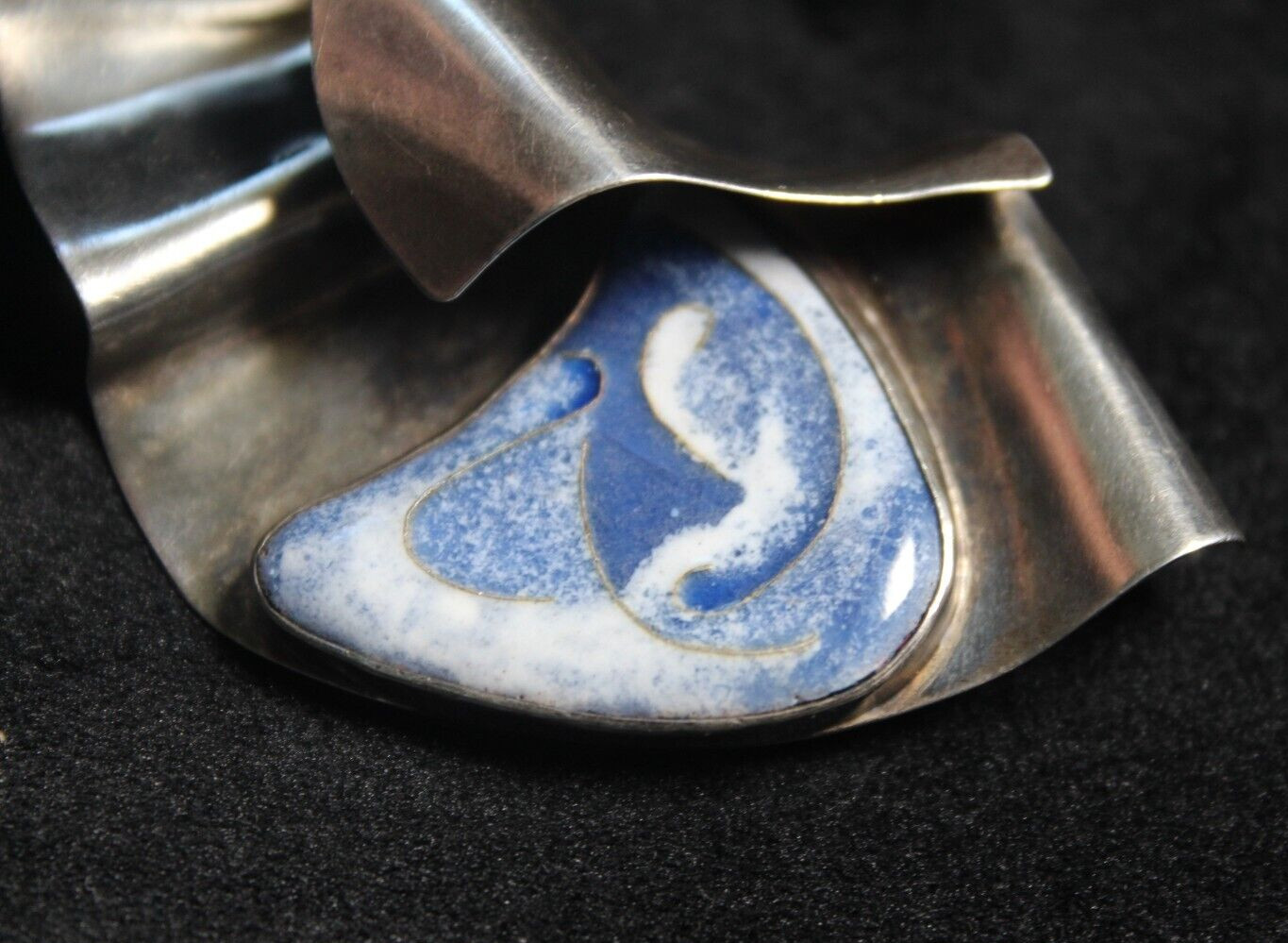 Donna McAfee 1987 Rippling Wave Sterling Silver Enamel Modernist Brooch Pendant