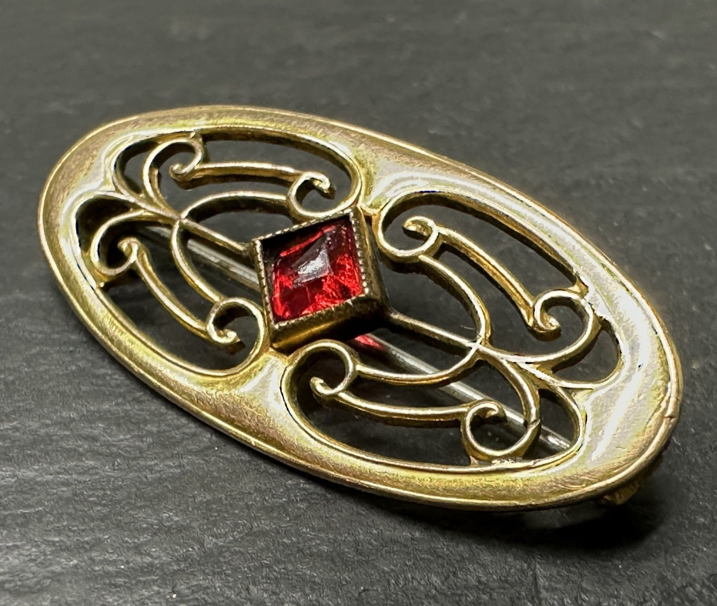 VINTAGE GOLD FILLED? BROOCH WITH SCROLL DETAILS AND RED GLASS ACCENT N829
