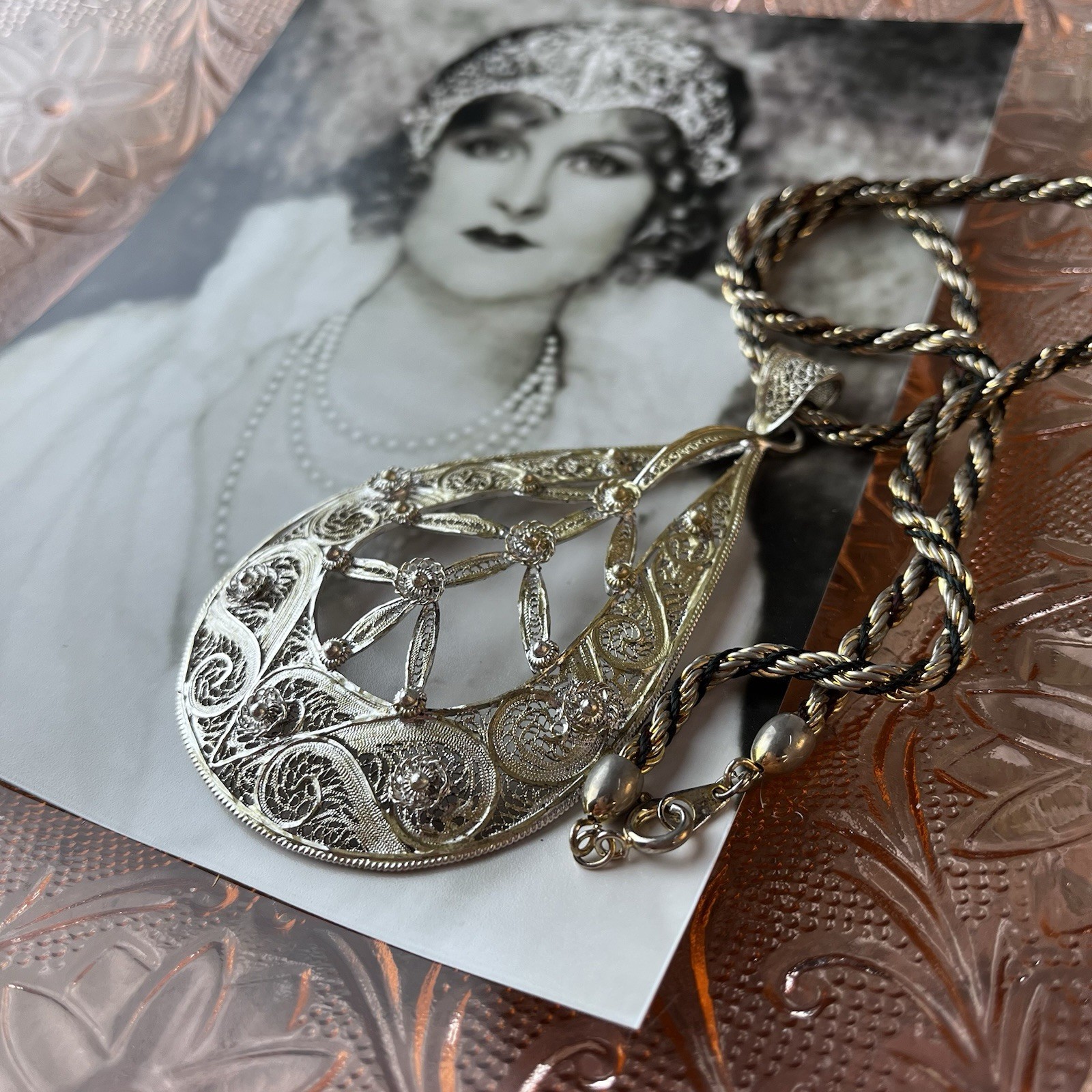 Vintage 1970s Cannetille Filigree 3.5” Pendant Twisted Rope Chain 18” Necklace