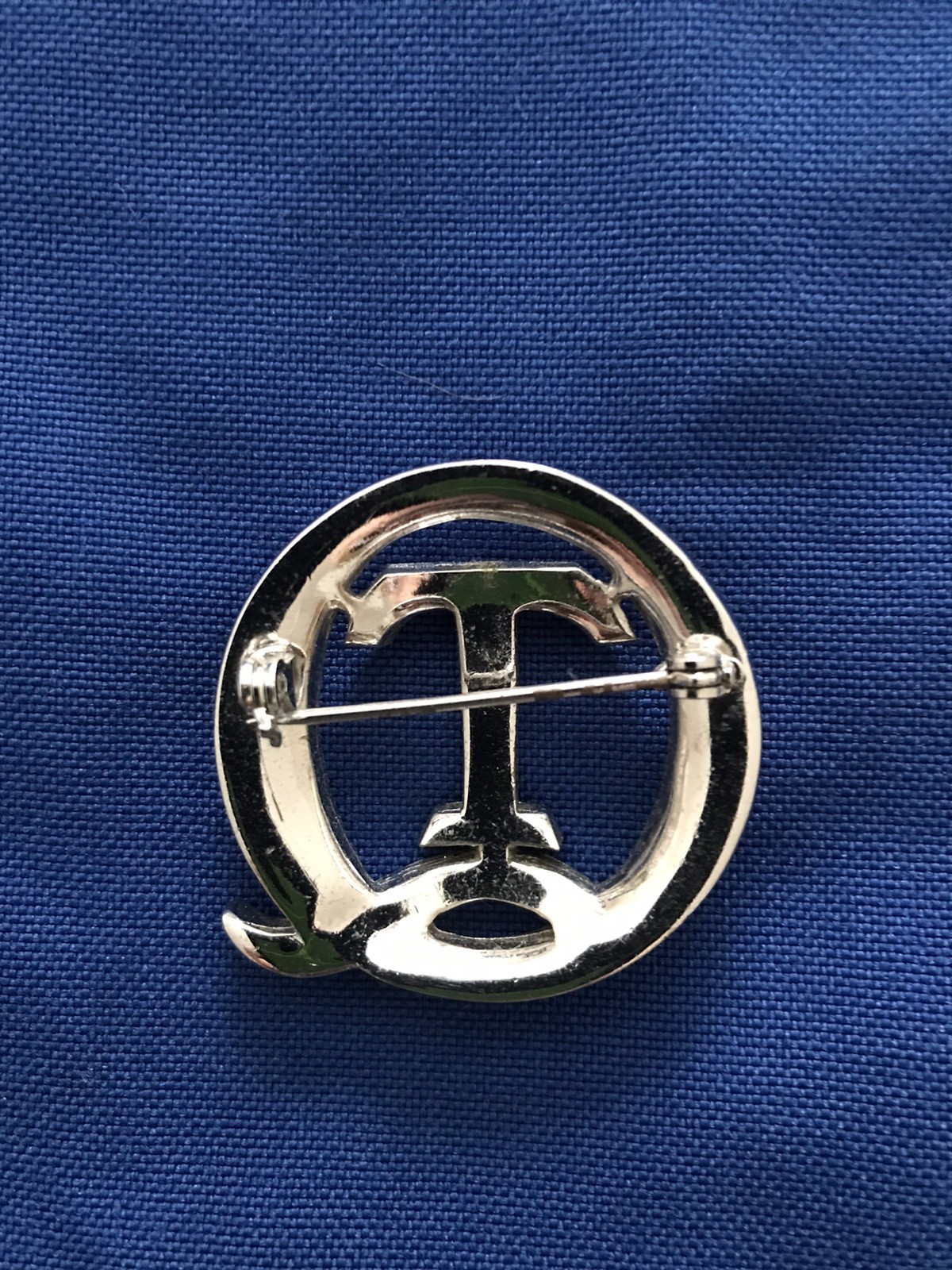 QT pin/brooch vintage silver & diamonds costume jewelry Very good condition