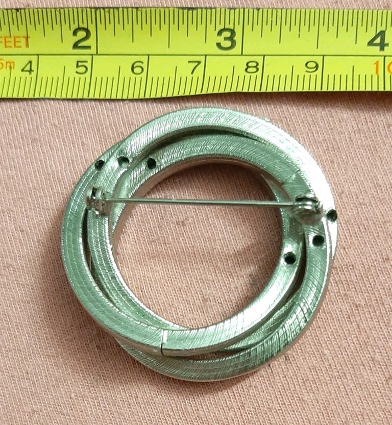 Vintage Silver Tone Intertwined Textured Twisted Circles Brooch Lapel Pin