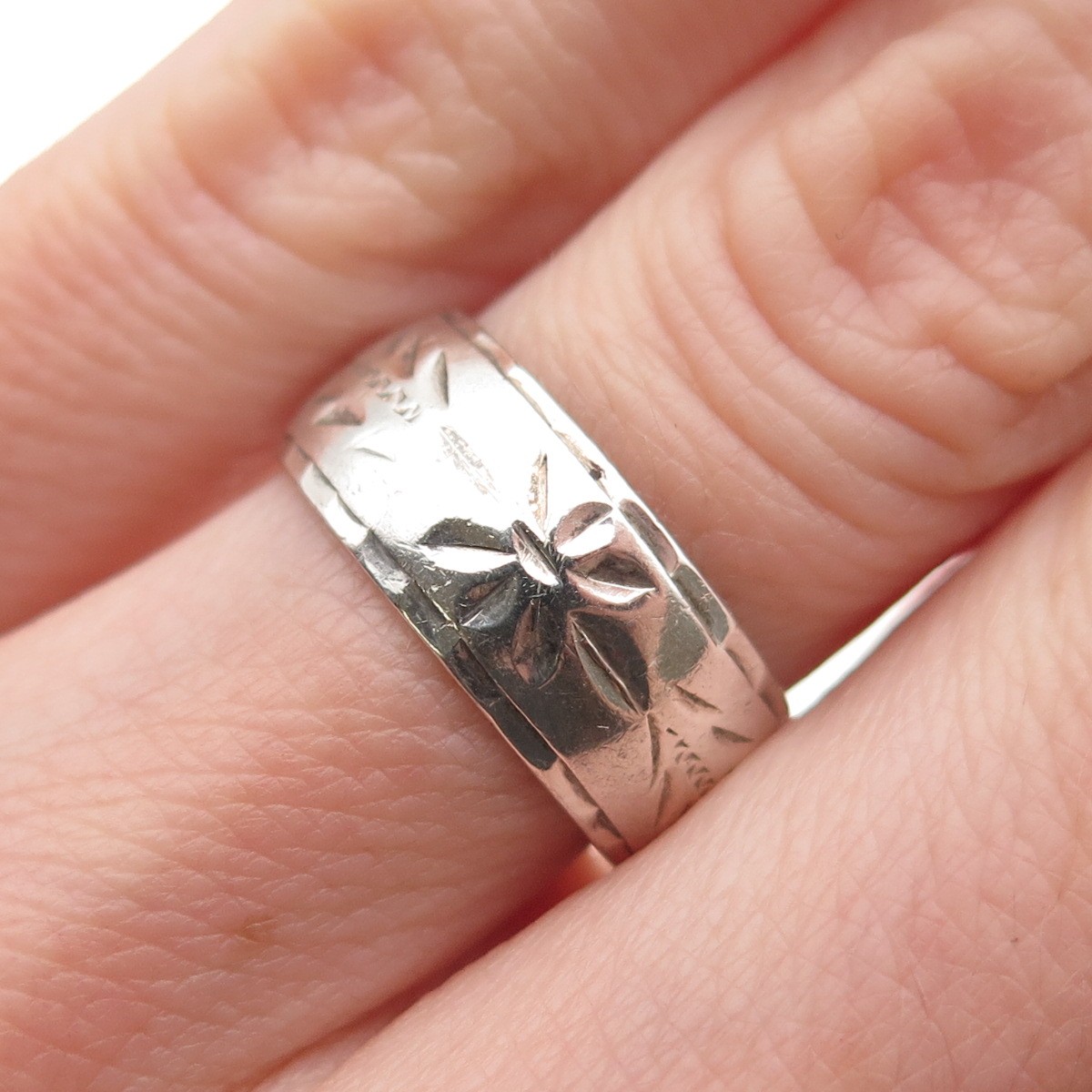 925 Sterling Silver Vintage Oxidized Floral Band Ring Size 4.25