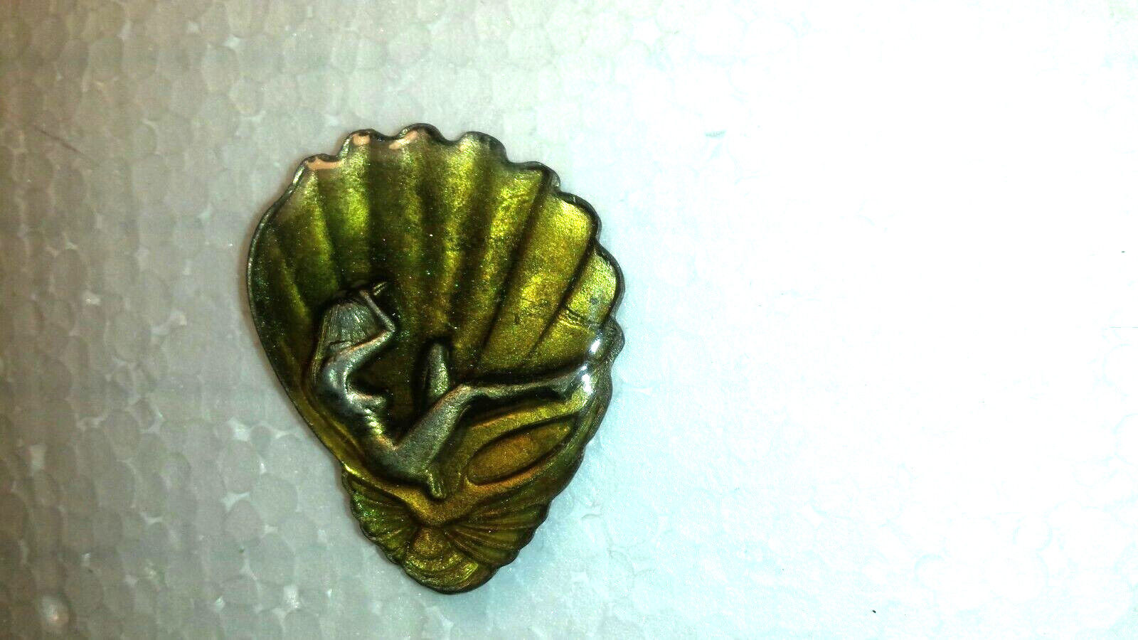 VINTAGE LACQUER OVER METAL LADY AND SHELL PIN BROOCHE 2 1/4″