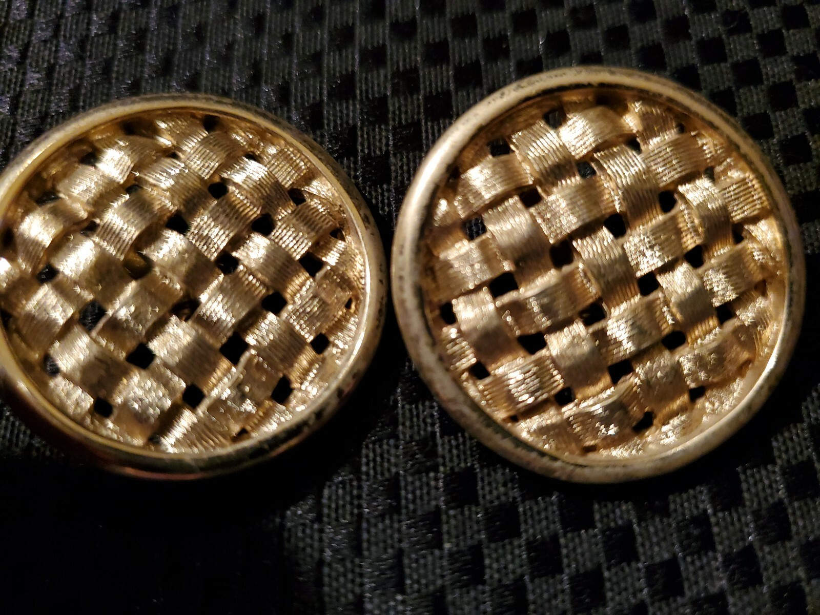 VINTAGE SARAH COVENTRY GOLD TONE WOVEN CLIP ON EARRINGS BUSINESS CASUAL 1″ ROUND