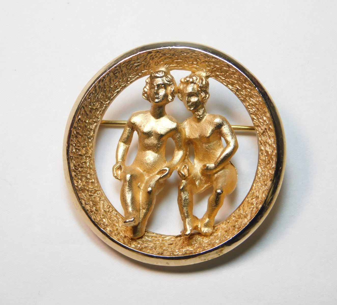 VINTAGE CROWN TRIFARI ZODIAC GEMINI GOLD TONE BROOCH MAY 21 – JUNE 20 ✨