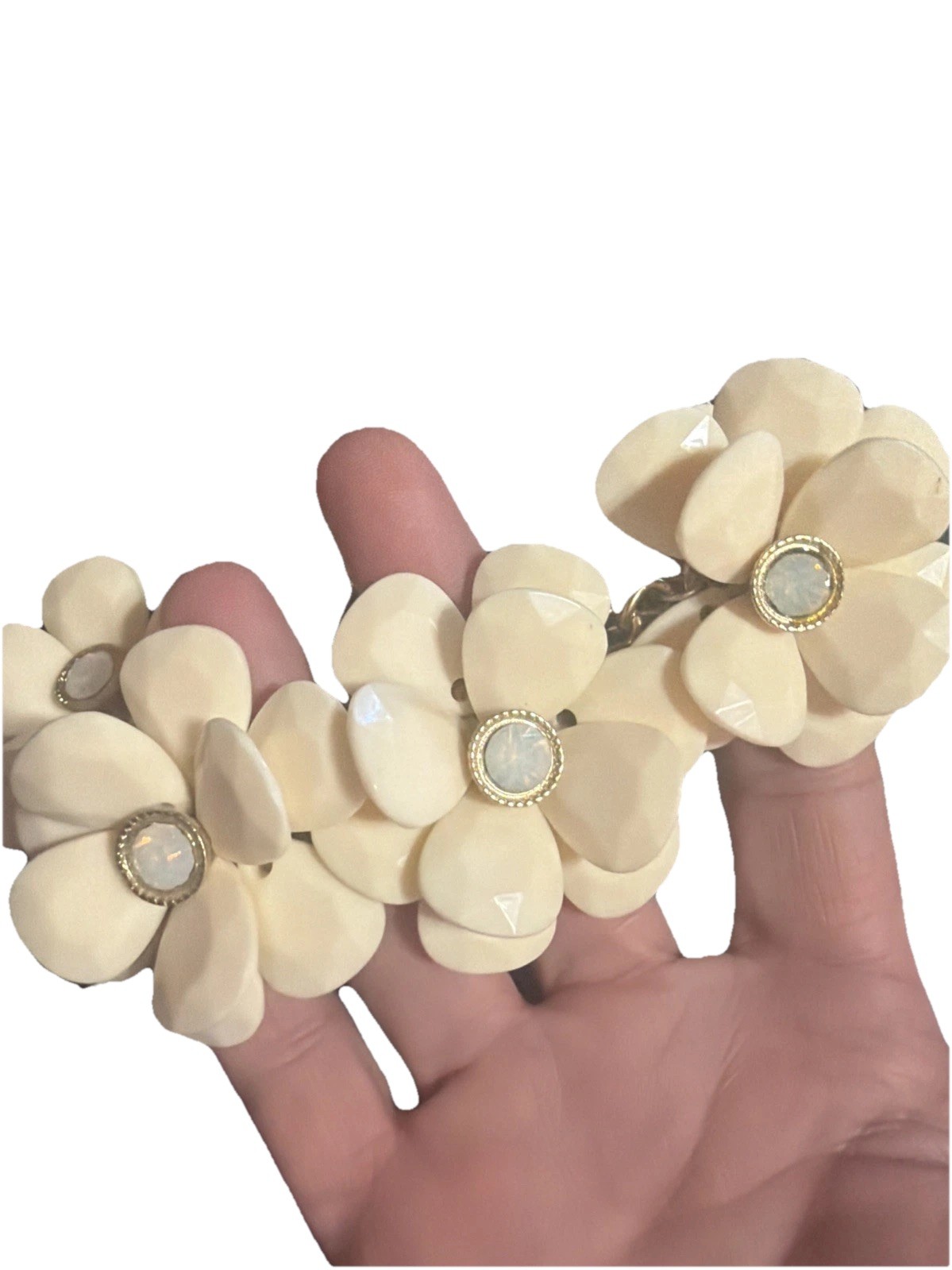 Vintage Gold‑Tone Floral Statement Necklace – Cream Petal Flowers, Bold Retro