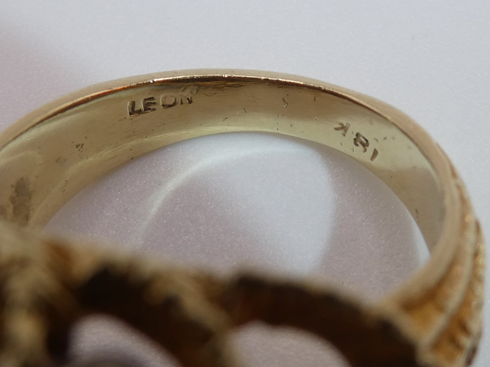 Vintage Estate 18K Gold LEON Ring Textured Ribbon Dome Bombe Diamond 11g 1cttw