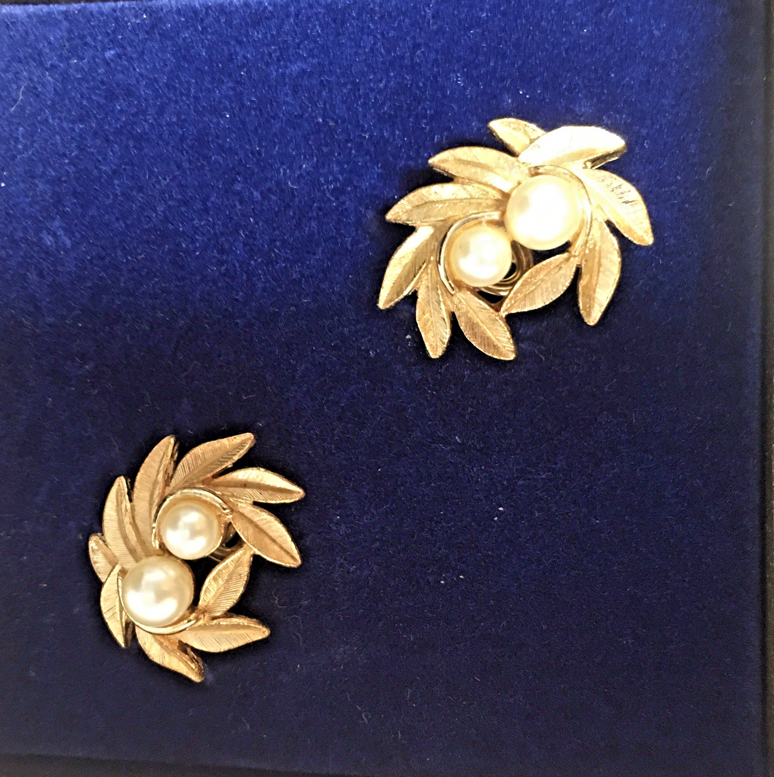1971 VTG Avon Evening Creation Flower Simulated Pearl Necklace Earrings Box Set
