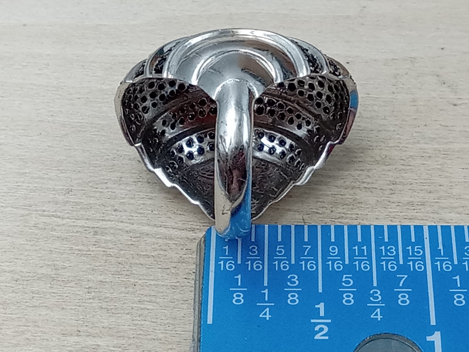 DISTINCTIVE Sterling Silver Ring w. Small Black Faceted Stones: Size 7 & 8 grams