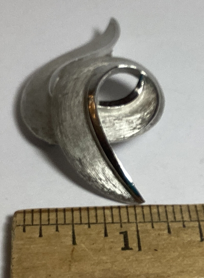 Signed CROWN TRIFARI Swirl Ribbon Silver Tone Metal Vintage Brooch Pretty