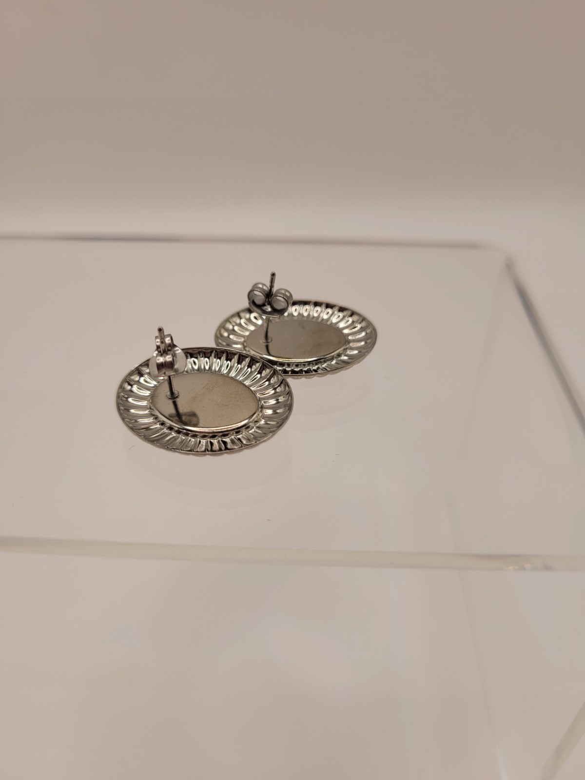 New Vintage Green Pua Shell Oval Stud Earrings Silver Tone Fluted Oval Bezel 1″