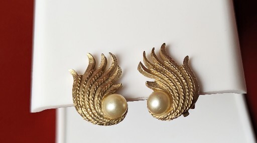 Vintage Classic KRAMER Faux Pearl Gold Tone Swirl Spray 1″ Clip Earrings