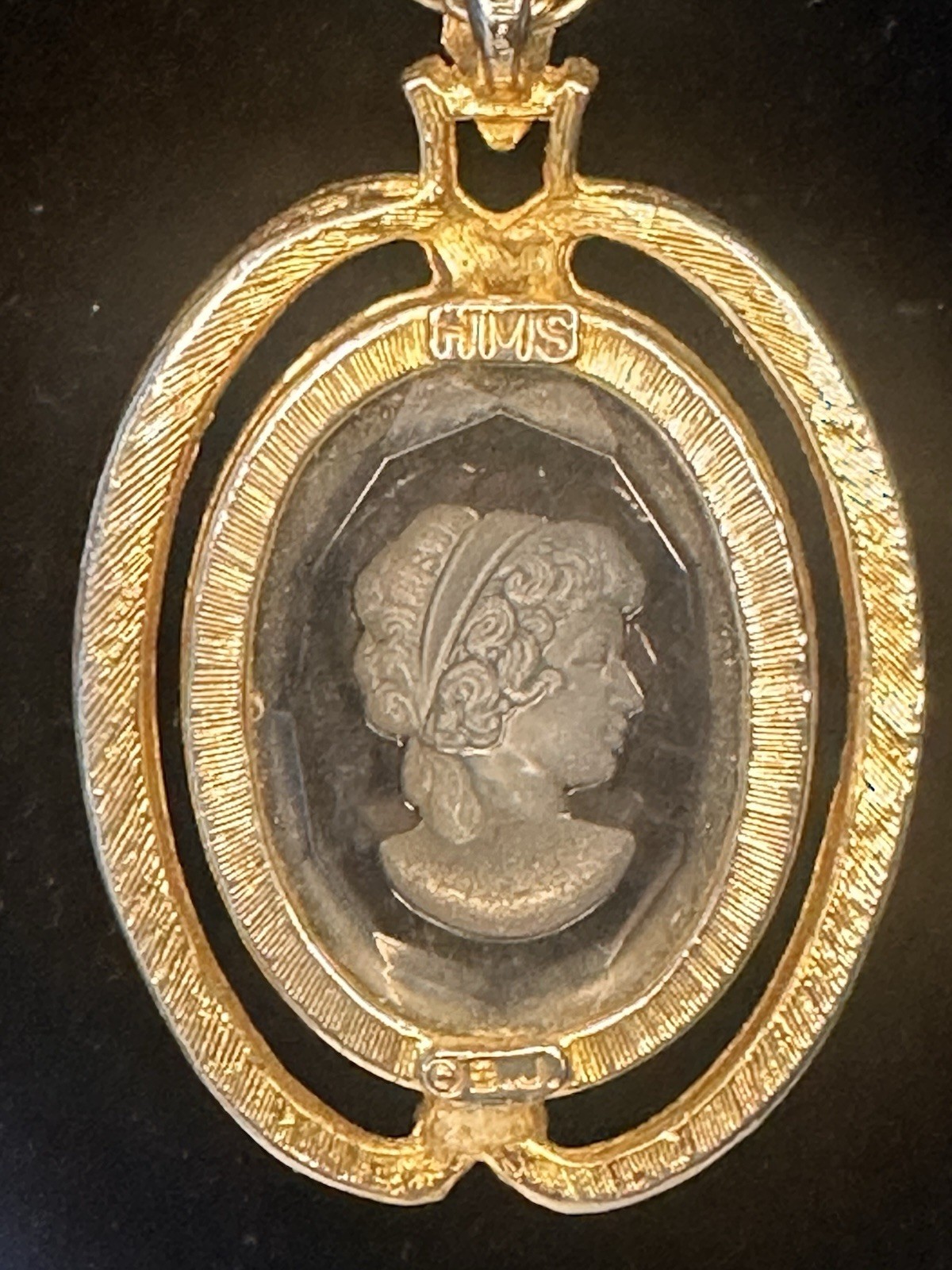 Vintage Clear Acrylic Cameo Woman Faceted Crystal Gold Tone Pendant Necklace 24″