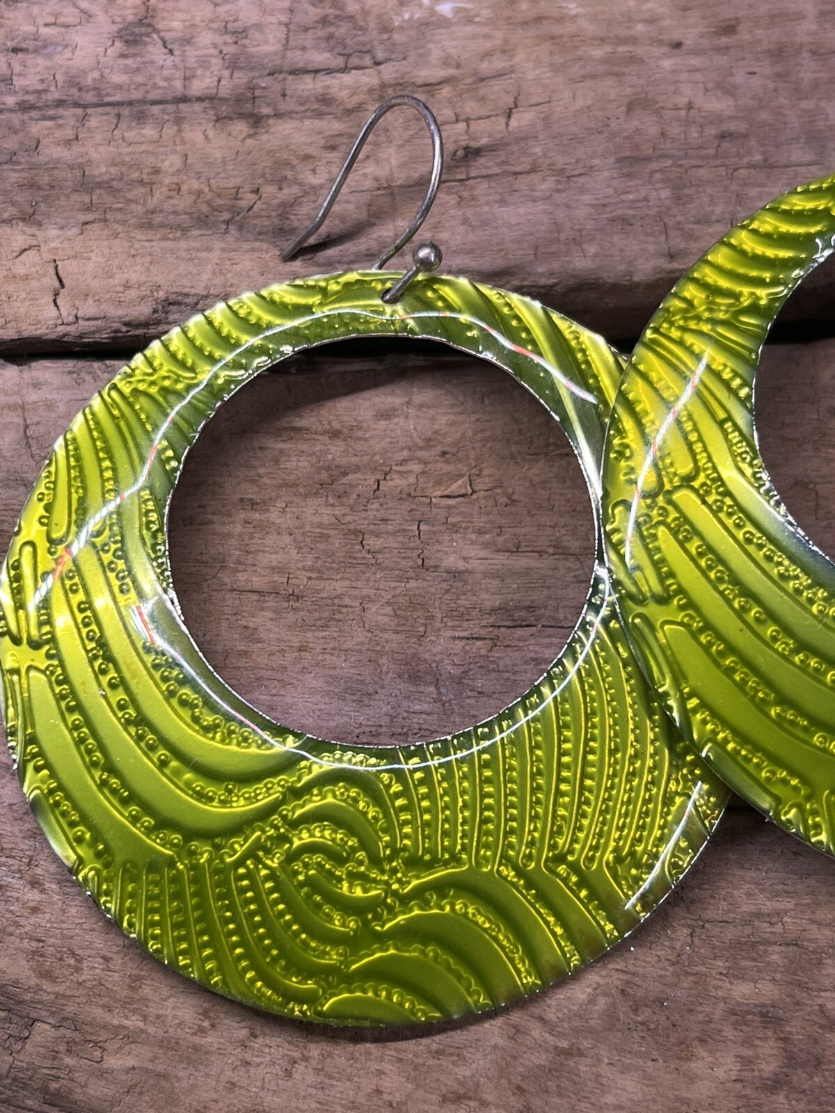 VINTAGE SILVER TONE LIME GREEN ENIMAL DROP HOOP EARRINGS 2.5”