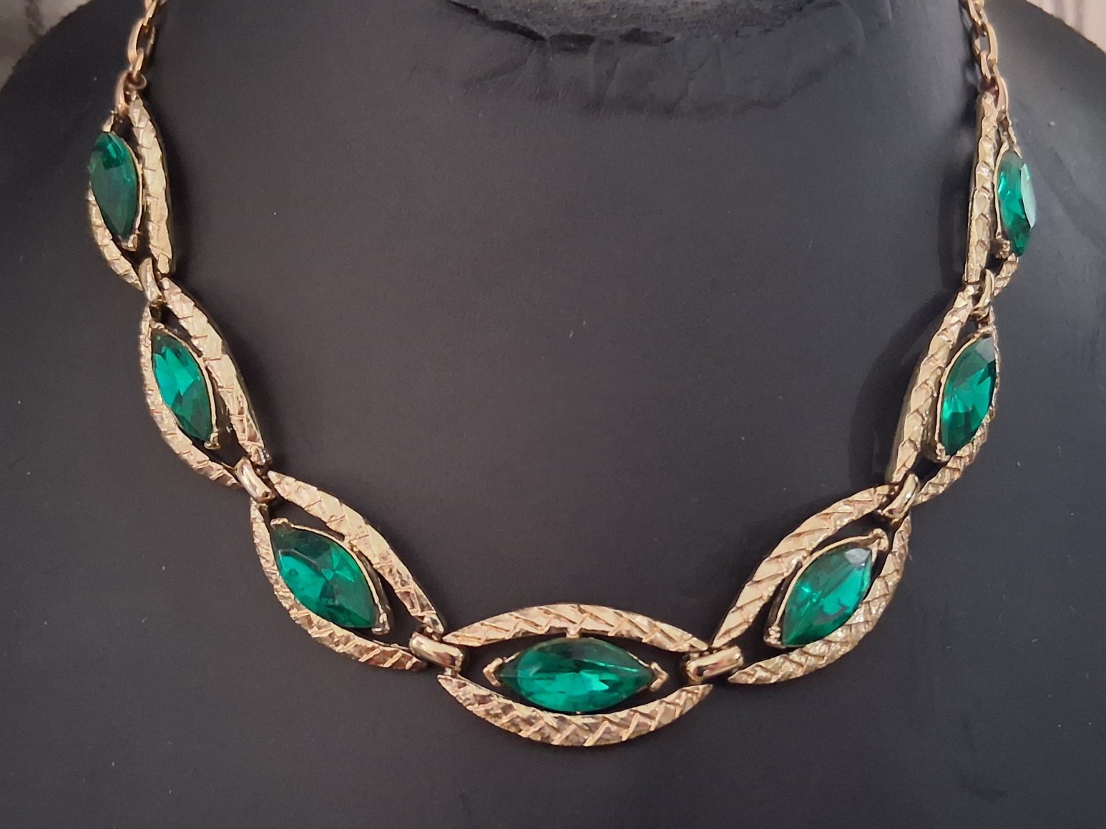 Coro emerald green marquise-cut chain link necklace, gold-tone, excellent condit