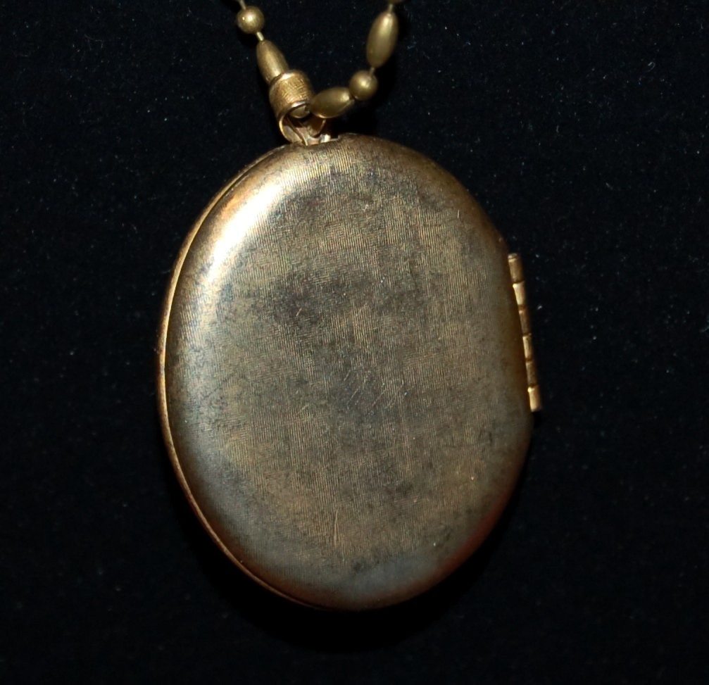 VINTAGE JEWELRY Necklace Floral Locket Pendant On Chain