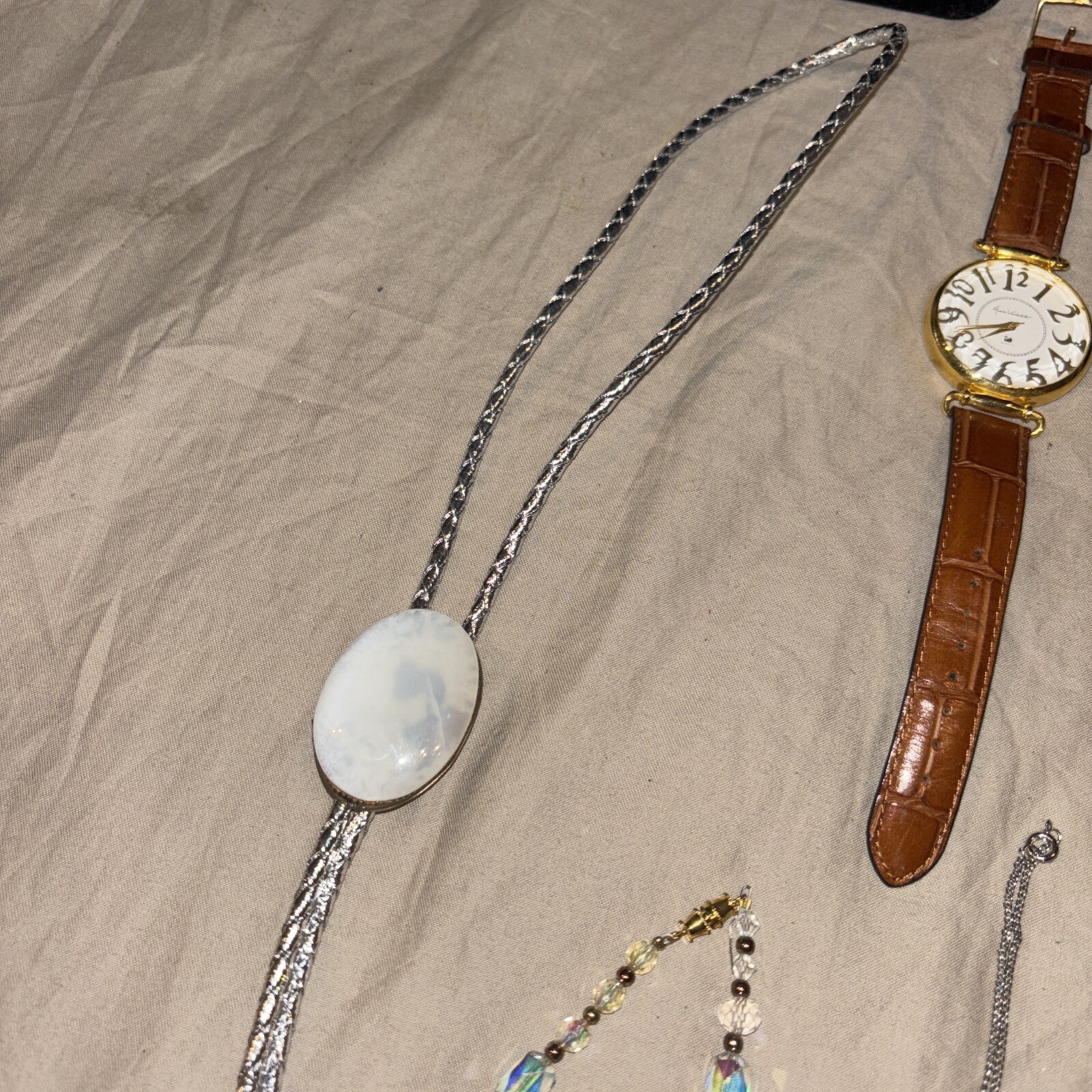 40 PIECE LOT VINTAGE COSTUME JEWELRY: NECKLACES, RINGS, PENDANTS, ETC AUCTION #8