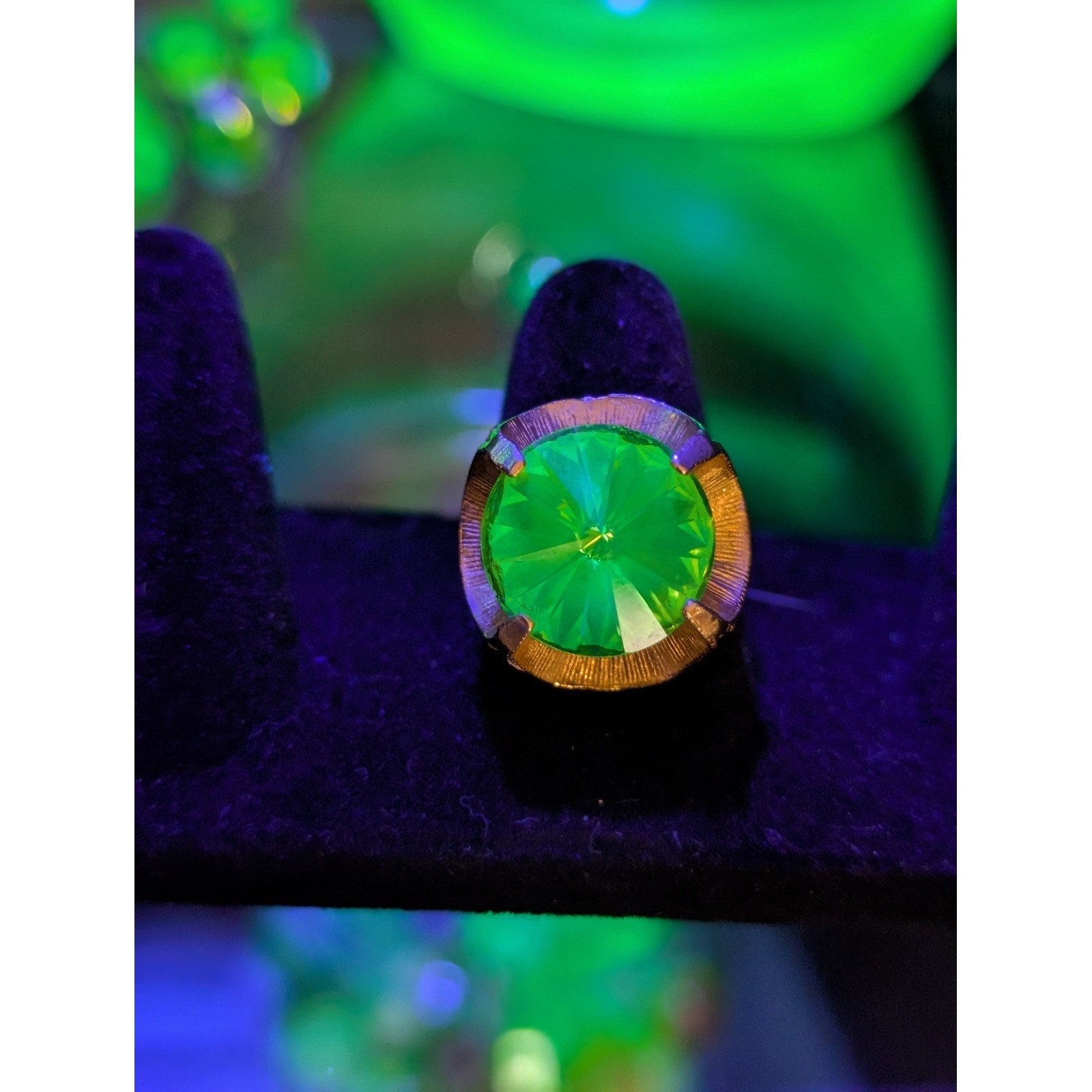 Vintage Glowing Green Rivoli Crystal Cocktail Ring Gold Tone Adjustable Band