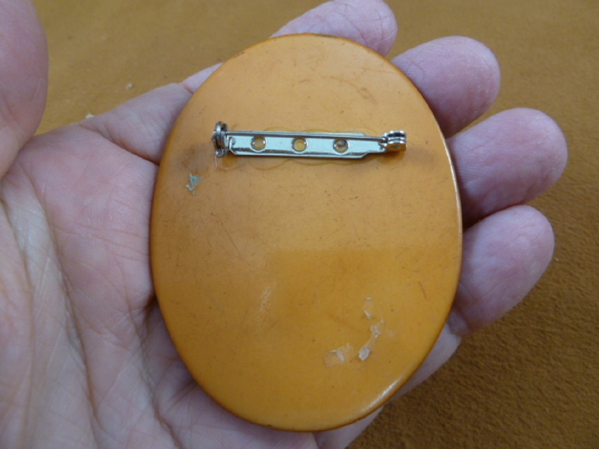 C-1529 vintage Woman Lady off white shell cameo 1950’s oval pendant necklace
