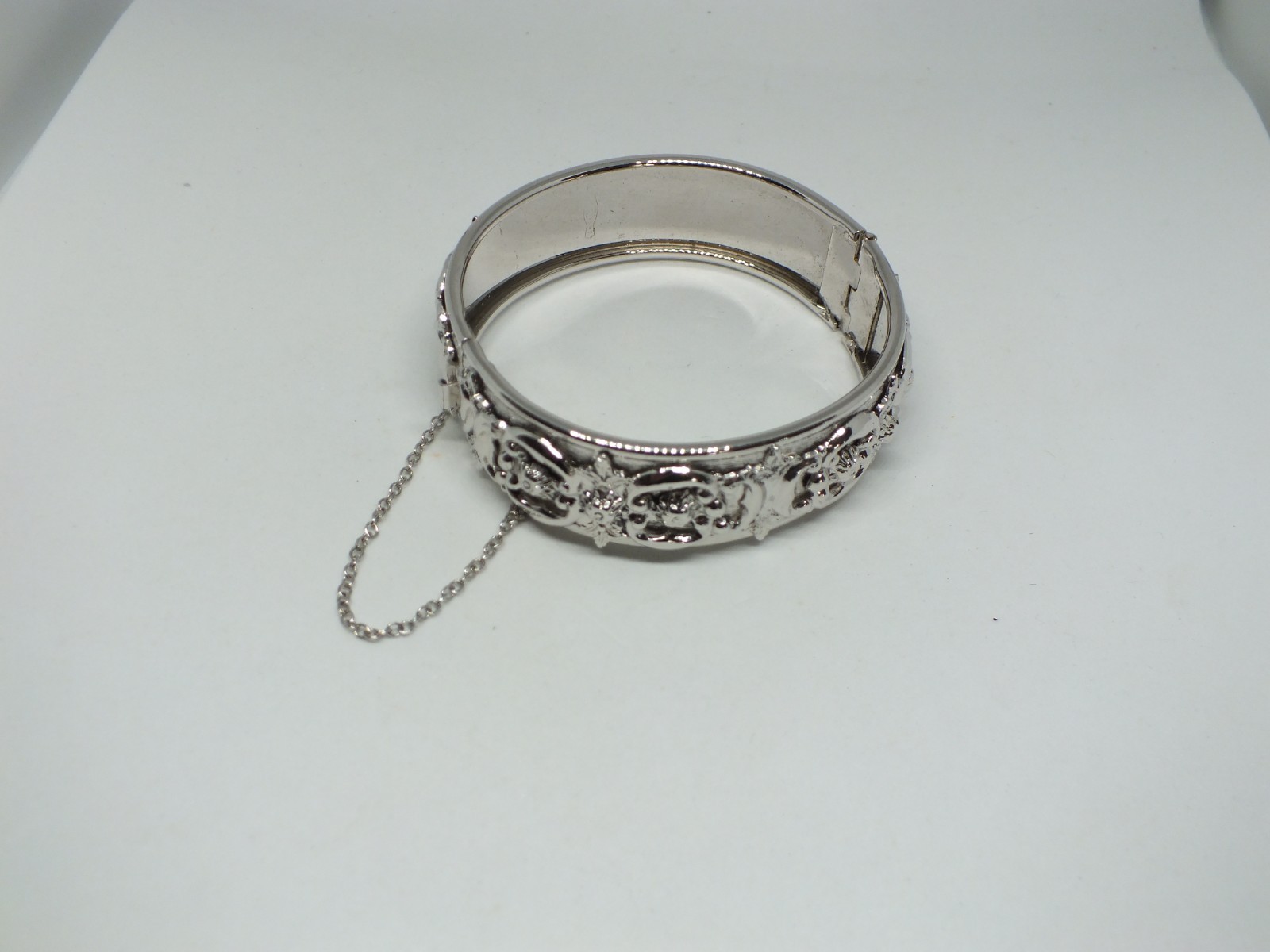 Beautiful Clasp Bracelet Silver Tone Embossed Safety Chain 3/4 Inch W x 2 1/4 A