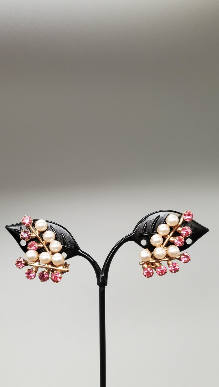 Vintage Pink stone and Faux Pearl Gold tone Huggie Earrings 1.25″ pl02