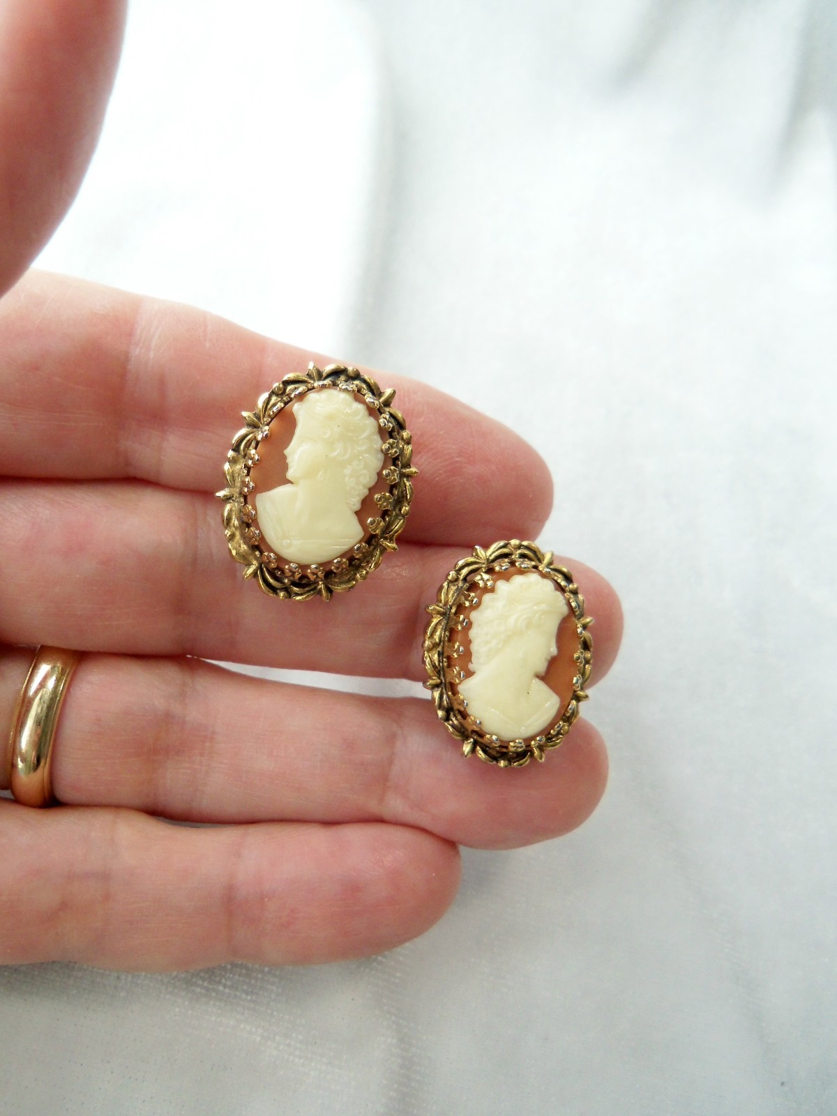 Vintage White On Brown Celluloid Cameo Gold Tone Filigree Clip On Earrings