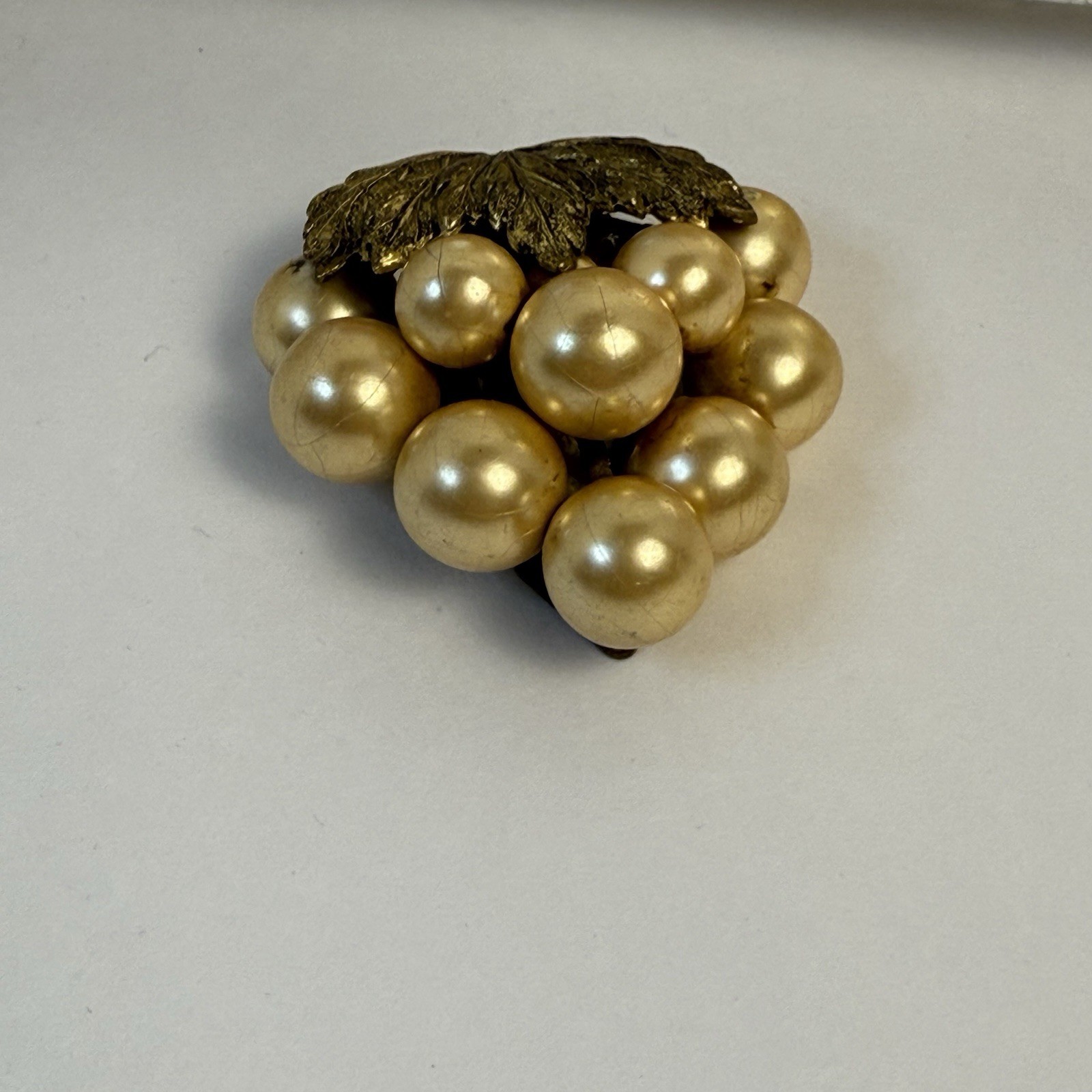 Vintage Gold Tone Bunch Of Grapes Dress Scarf Clip Collectible 2in 0092