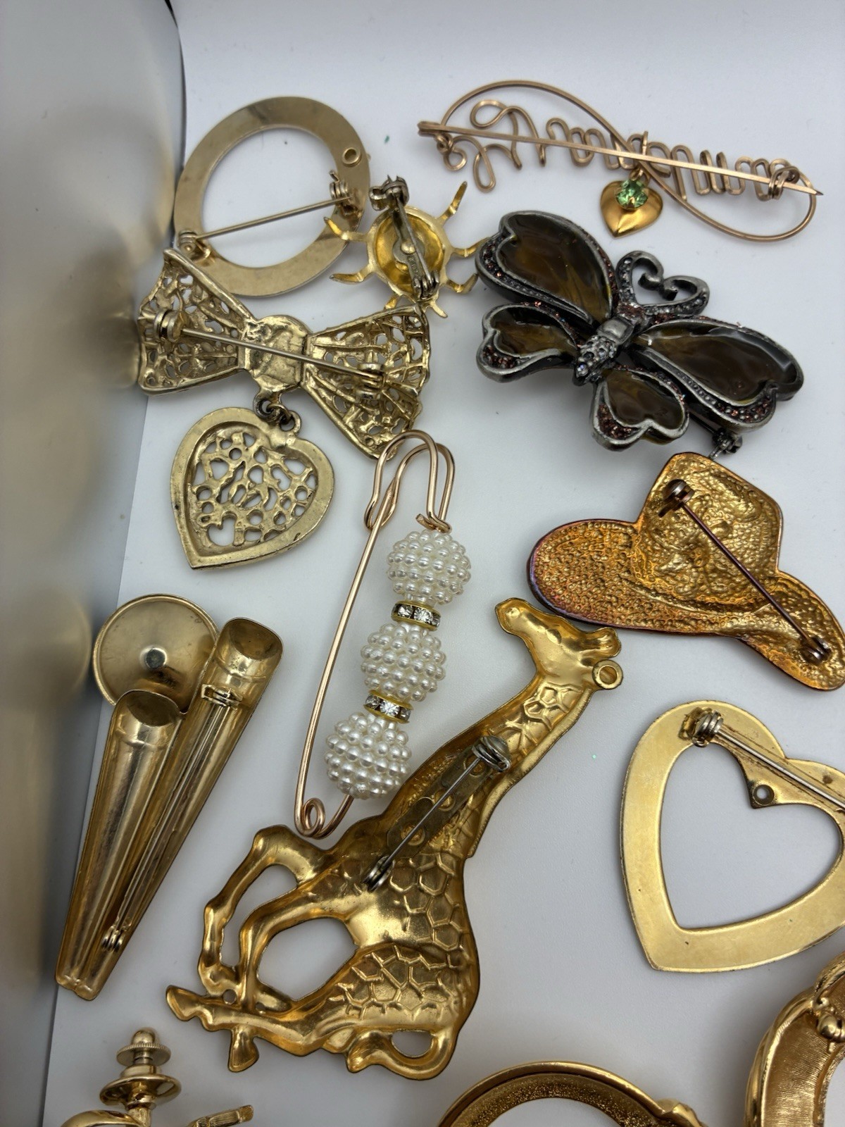 41 Piece Brooch Pin Lot Vintage Gold Signed/Unsigned 2 Missing Stones – Reseller