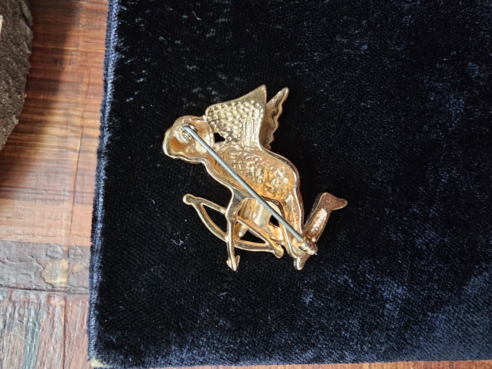 Krementz Cupid Brooch Gold Tone Cherub Wings Flying Dart Bow Signed Vtg 1.25″