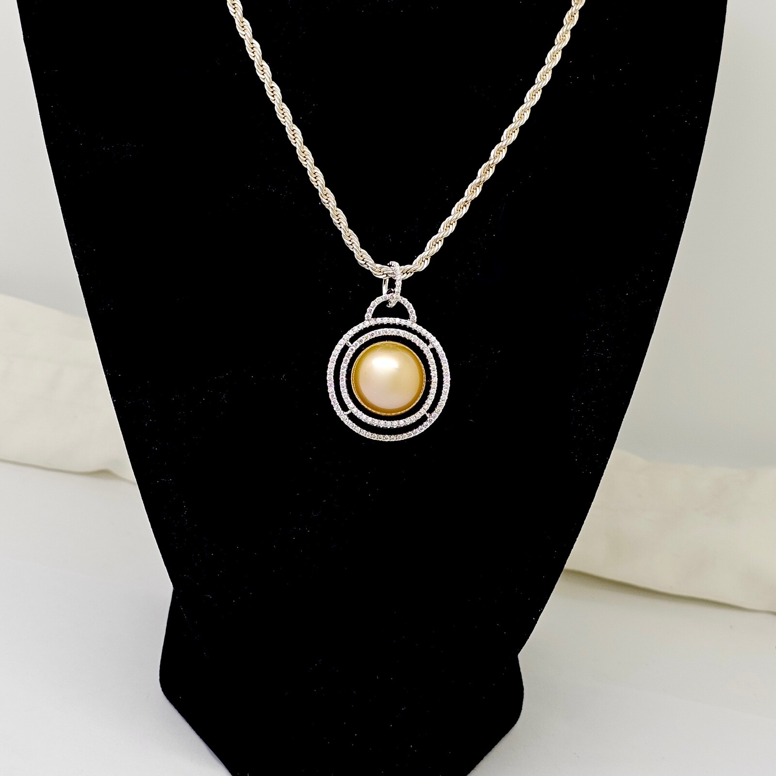 SPARKLY 18K WHITE GOLD DOUBLE WAVY EDGE DIAMOND HALO CHAMPAGNE PEARL PENDANT