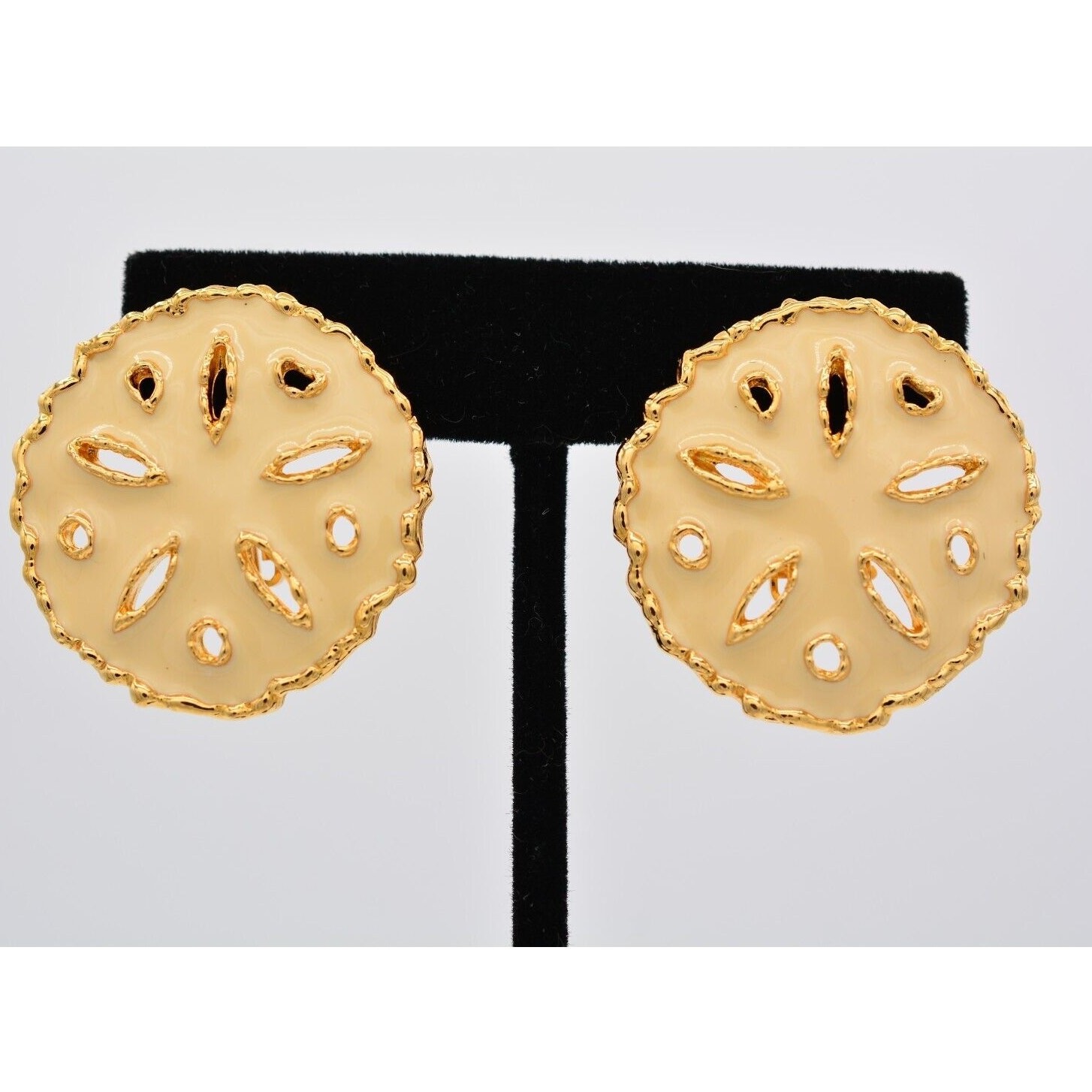Gay Boyer Vintage Clip On Earrings Sand Dollar Enamel Gold Chunky Signed BinAF