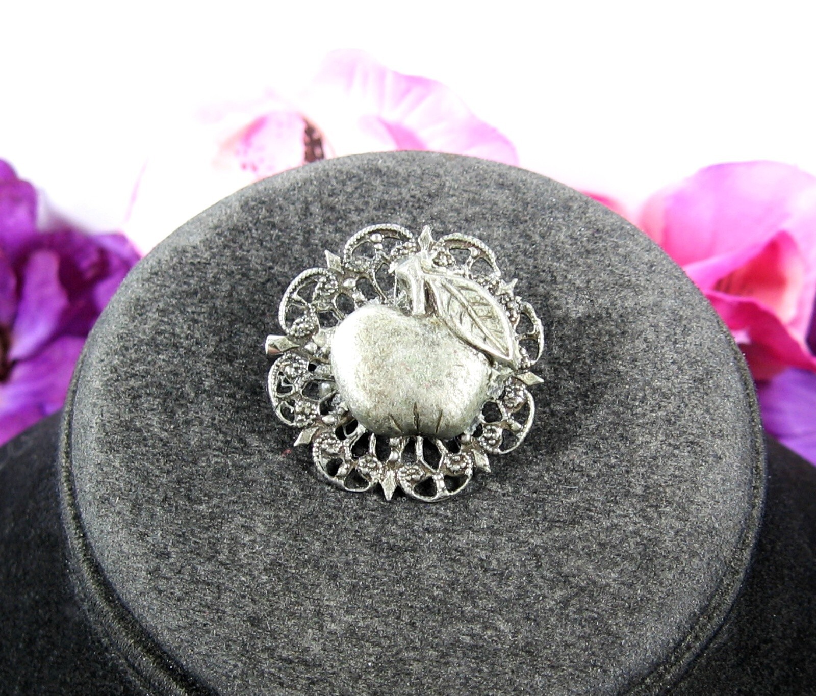 APPLE With Leaf On FILIGREE Brooch Vintage Scatter Pin Silvertone Round 1 1/4″