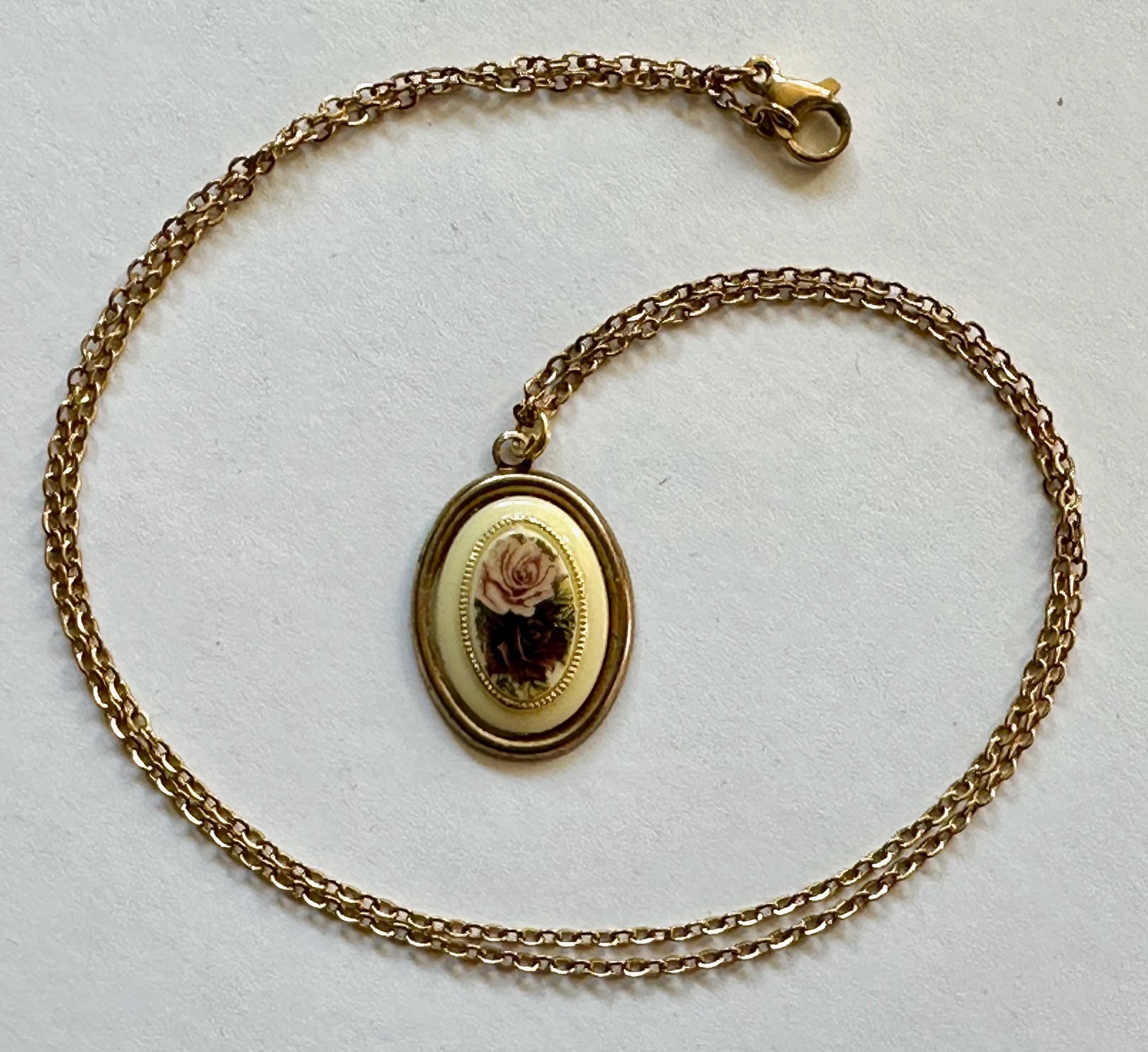 Vintage oval pendant 1″ brass w pink flower necklace 20″ gold plated