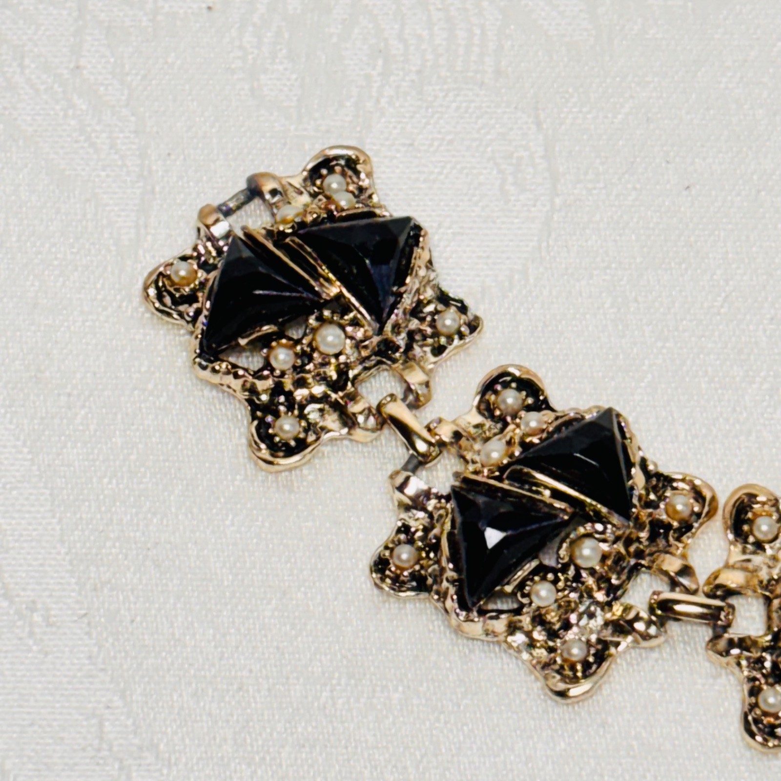 BRACELET black faux gem faux pearl silvertone metal link fold over clasp vintage