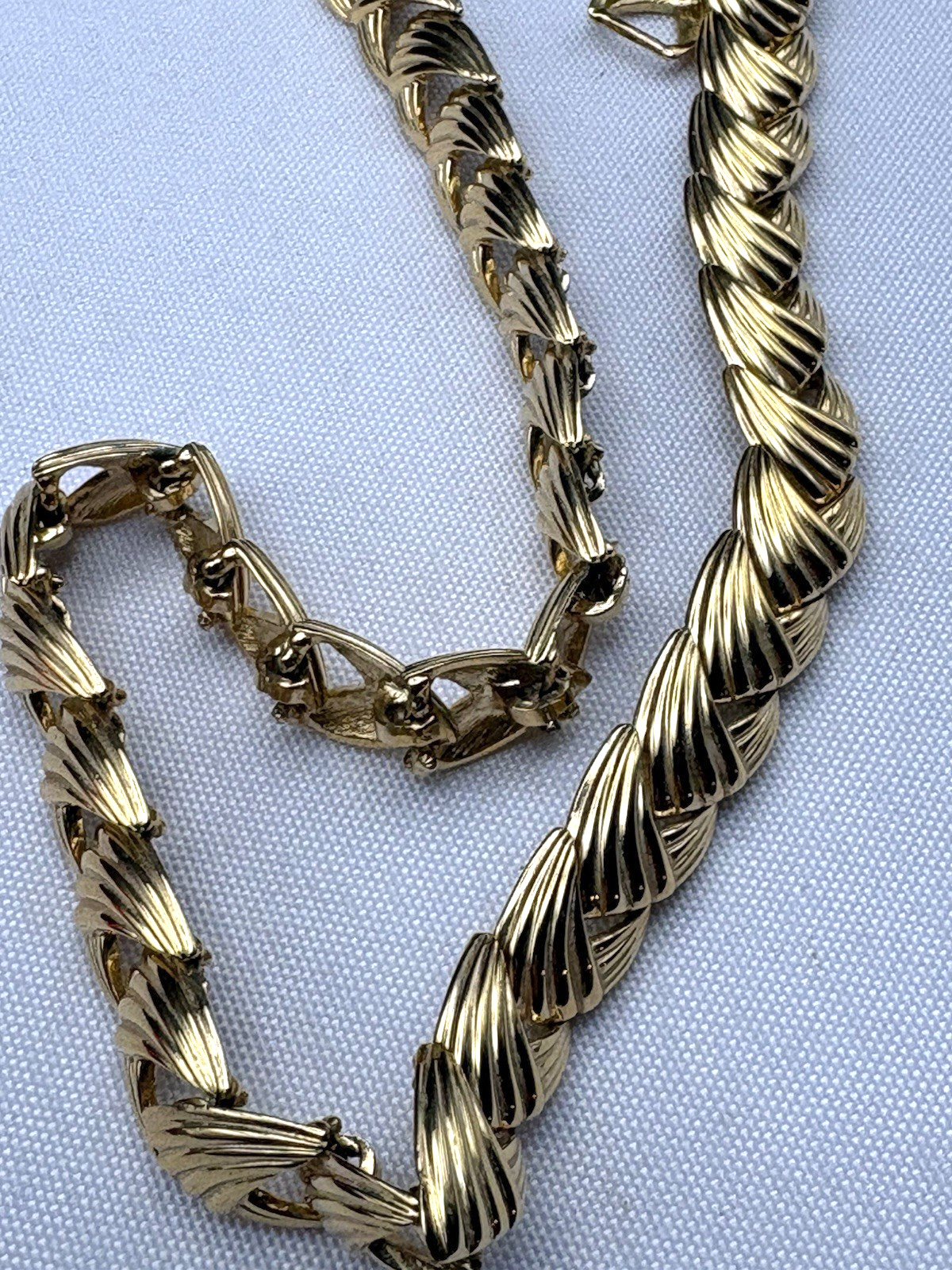 Vintage NAPIER Signed Gold Tone Articulated Necklace Textured Links 17″