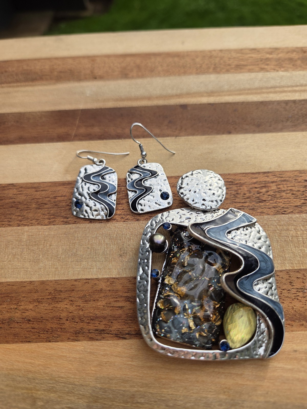 Vintage Faux Gripoix Art Resin Enamel Hammered Metal Pendant & Earrings Necklace