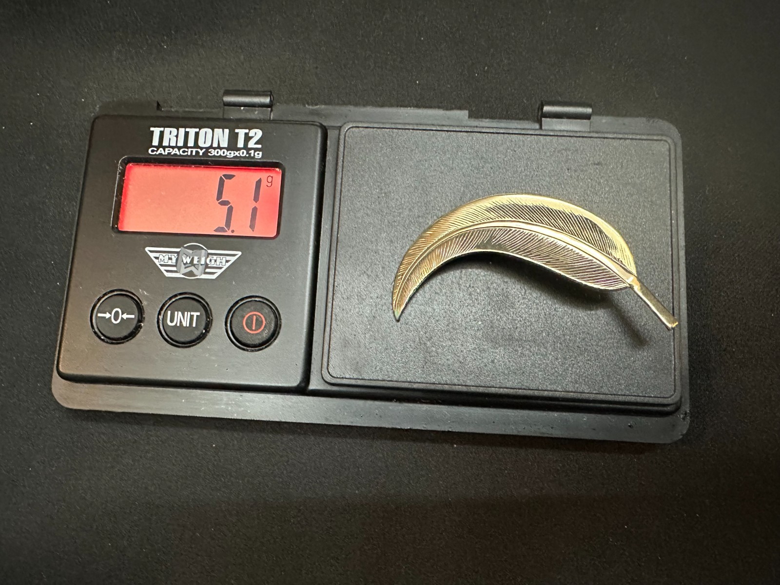 VINTAGE GOLD TONE FEATHER LEAF BROOCH CURVED TEXTURED PIN ROLLOVER CLASP 2.4″