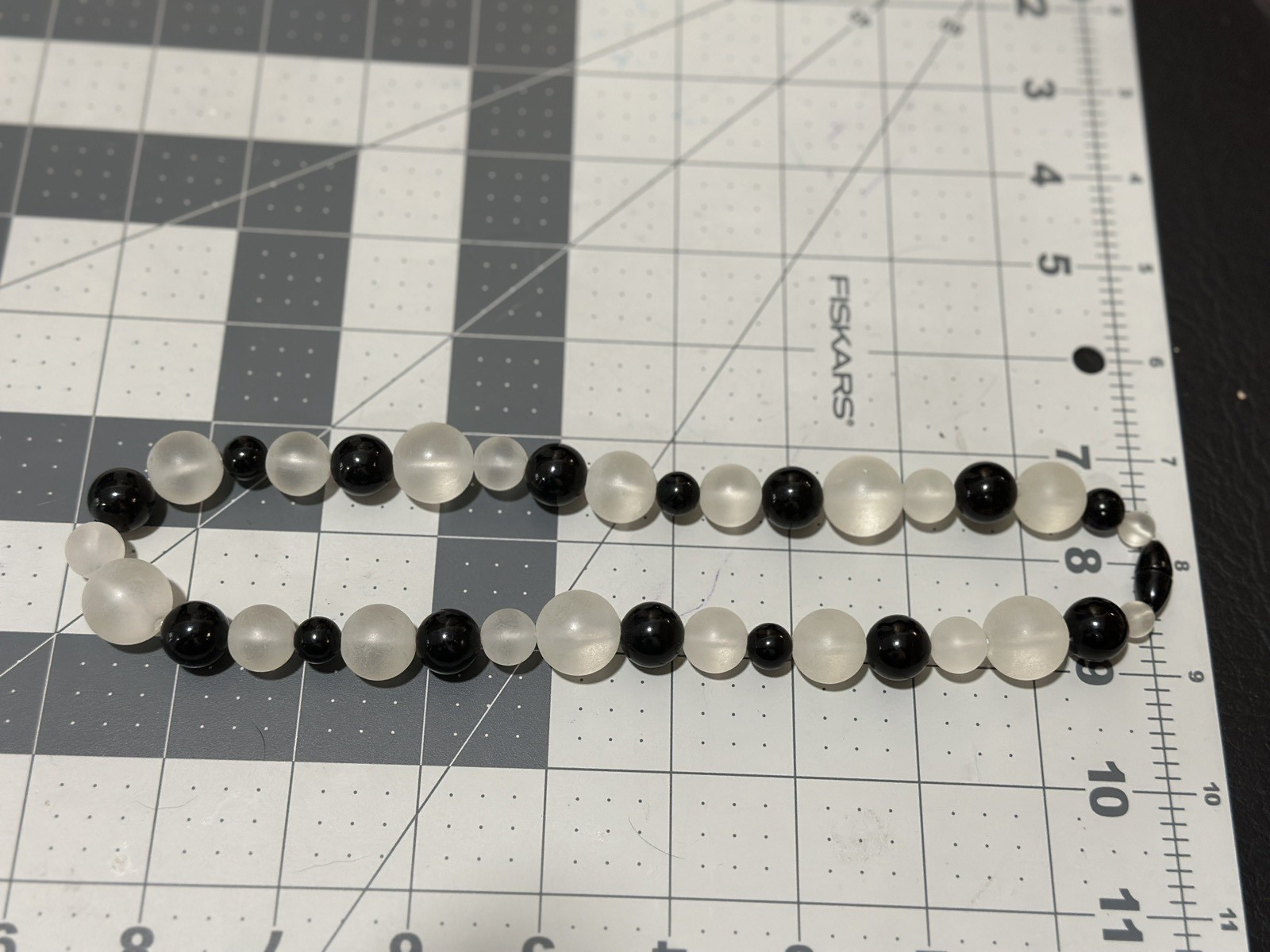 Vintage Black Clear Graduated Acrylic Bead Necklace 16 Inch Twist Closure 16″
