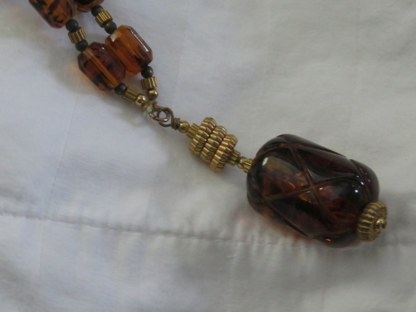 VINTAGE CARVED BERYL STONE CIRCA 1950’S NECKLACE UNIQUE