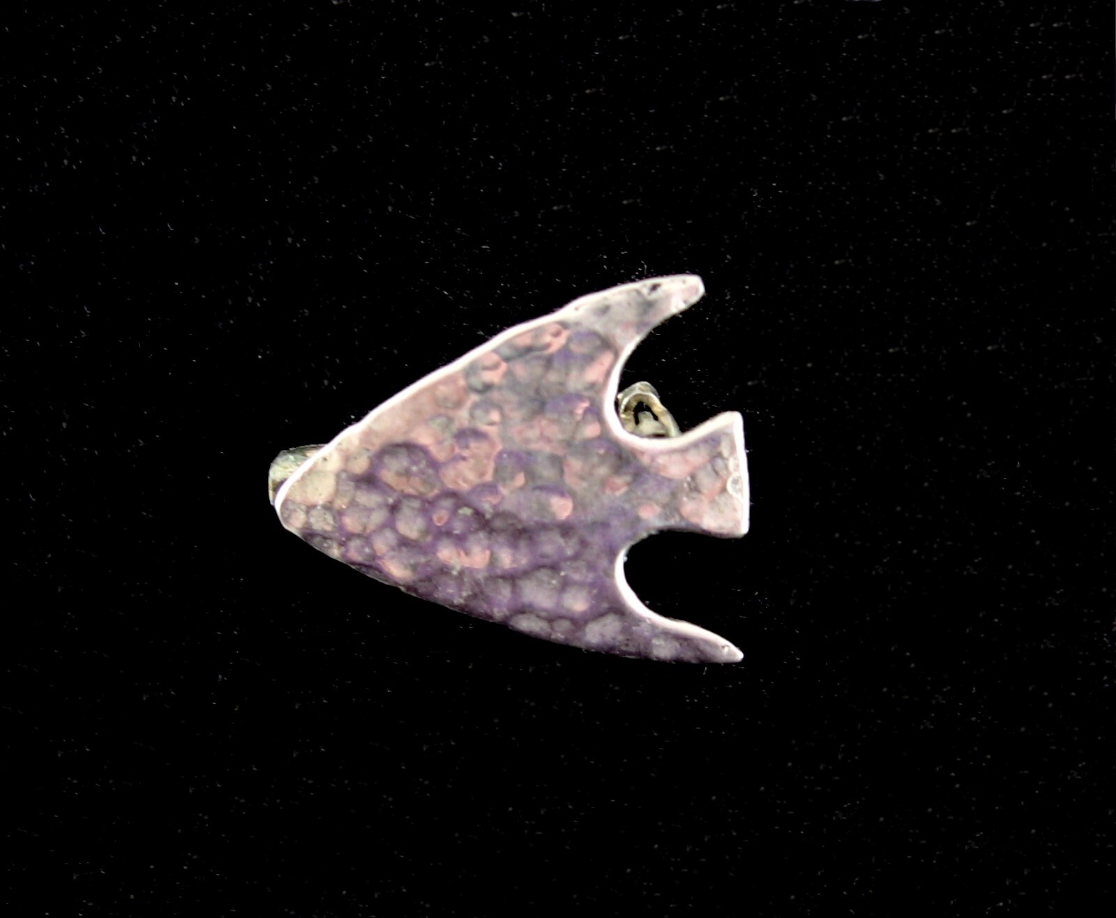 Hand Hammered ARROWHEAD PIN Vintage Small Brooch Silvertone Handcrafted 7/8″